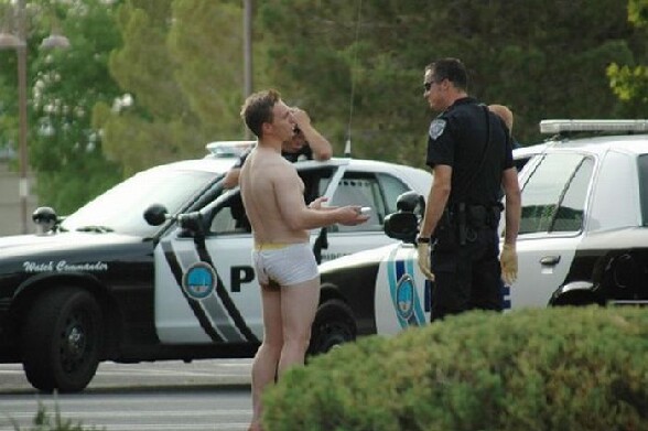 Il s est chie dessus a cause du stress de se faire arreter ? - arrestation insolite la police arrete un mec en slip dans la rue avec une belle trace noire
