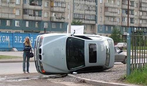 Une blonde se gare sur un trottoir :p - blonde parking