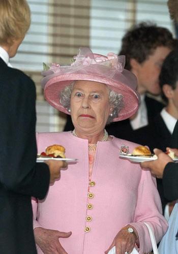 La reine Elizabeth fait la grimace lol - funny queen mary
