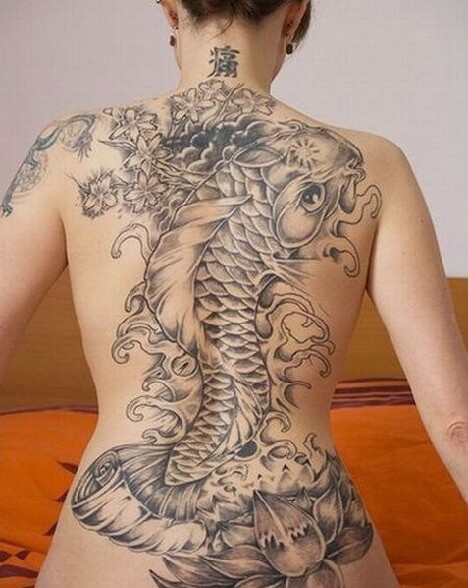 Un magnifique et enorme tatouage qui lui prend tout le dos - gros tatouage dans le dos d une femme un tres beau tattoo de poisson qui prend tout le dos