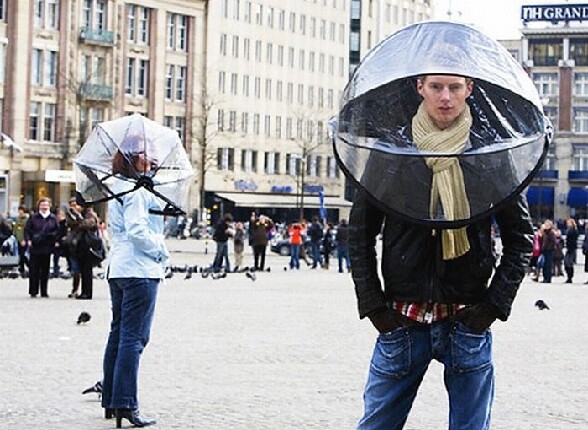 Ils ont pas l air cons avec ces pseudos parapluies - invention etrange une bulle qui fait office de parapluie