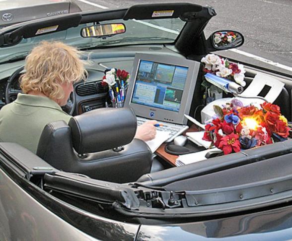 Il installe son bureau dans sa voiture - office car