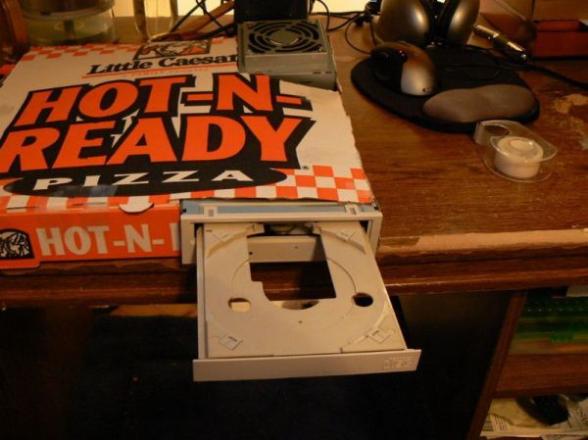 Un geek qui a monter son pc dans une boite a pizza lol - pizza computer