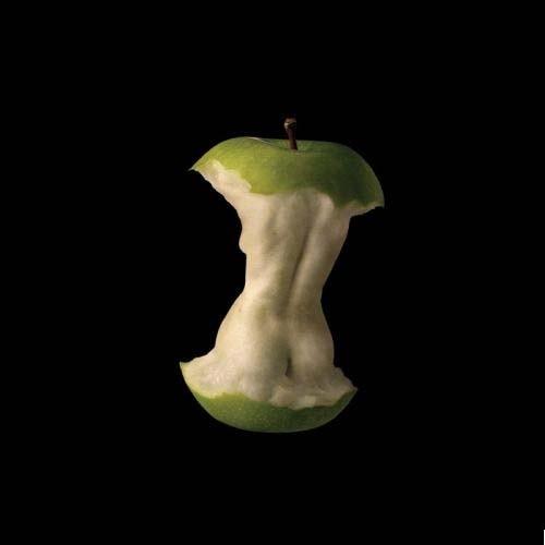 Une pomme sculptee en buste de femme - pomme