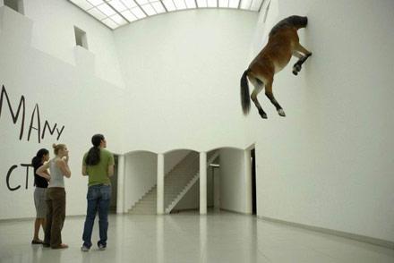 Qu est ce qu il fait dans le mur le cheval ?? - strange art