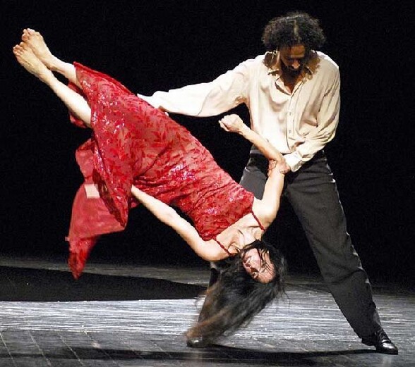 A la une, a la deux, a la trois ... - strange dance un couple danse de facon un peu bizarre