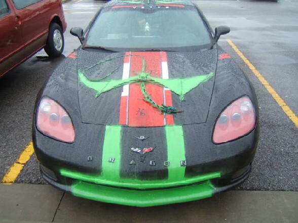 Une pauvre Corvette tunee par une personne peu inspiree :s - tuning rate une corvette tunee par une personne peu inspiree qui l a peinte en verte et lui a rajoute un dragon sur le capot