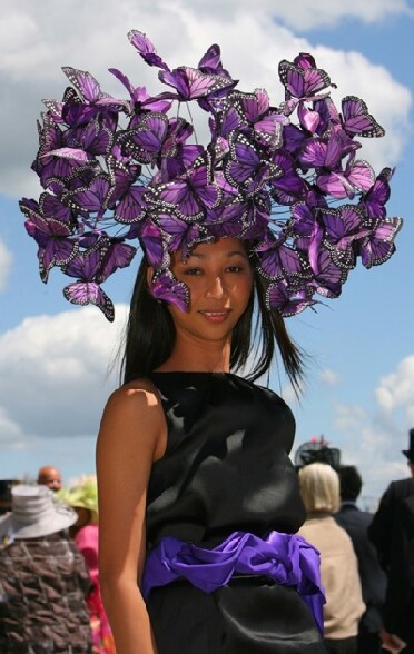 Elle se fait attaquer par des papillons ?? lol - un chapeau encombrant avec de jolis papillons violets