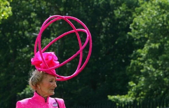 J espere qu elle recoit le cable avec ca :p - un chapeau tres etrange avec des anneaux tout roses