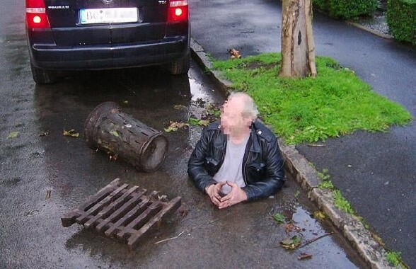 Qu est ce qu il fait dans cet egout ? - un mec tranquillement installe dans une bouche d egout