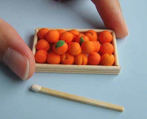 Une cagette d abricots minuscule - une cagette d abricots aussi petite qu une allumette
