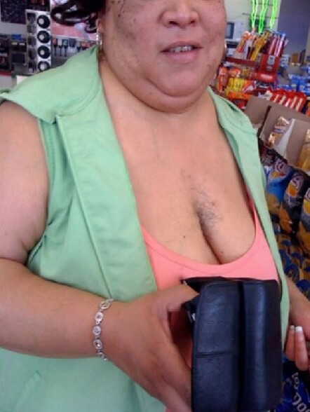 Hmmm ca donne envie ... :s - une grosse potrine bien velue - seins poilus