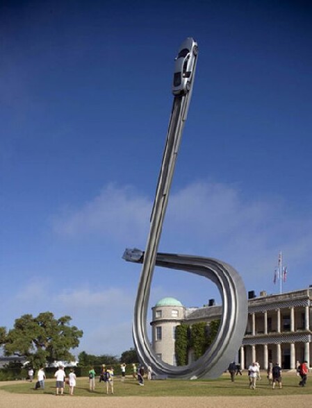 Une voiture en route vers le ciel ! - une sculpture geante devant une conscession automobile