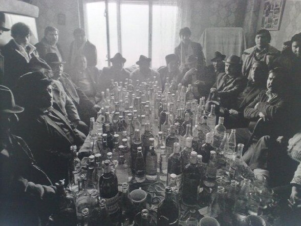 Quelle bande de poches ! - une table completement rempli de bouteilles de differents alcool