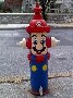 Une borne incendie peinte au couleurs du celebre pompier de Nintendo Mario